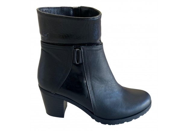 Γυναικείο δερμάτινο μποτάκι μαύρο με μεσαίο τακουνι 